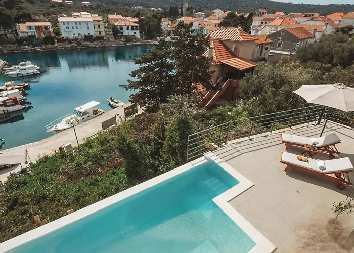 Sol Luxury Residence Near The Beach With Shared Heated Pool